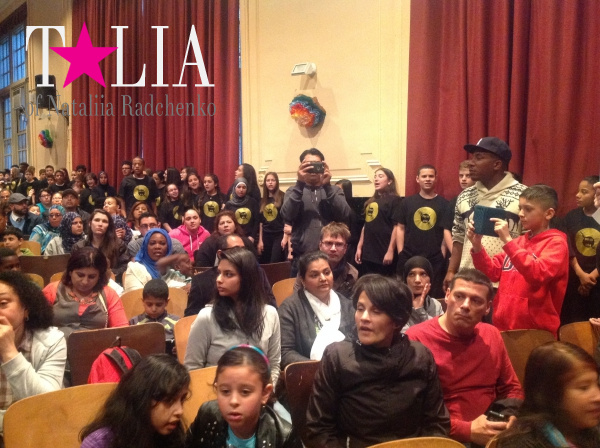 Родители во время выступления детей эмоций не скрывали - подпевали, апплодировали))))